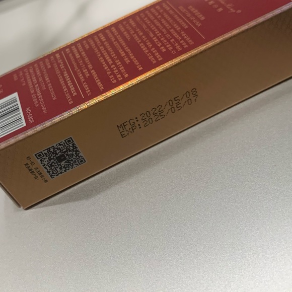 Red Velvet Lip Glaze with Gold Lion NIB - Picture 9 of 15